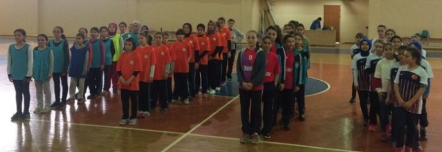 Hentbolda Geyve ve Yenigün Şampiyon