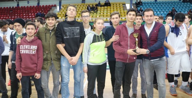 GENÇ ERKEKLERDE ŞAMPİYON SERDİVAN ANADOLU