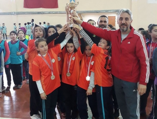 Hentbolda Geyve ve Yenigün Şampiyon