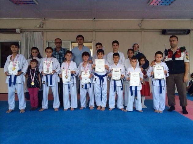 Geyve Karate de kuşak sınavı yapıldı.
