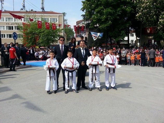 Geyveli minik karateciler 23 Nisanı  kutladı