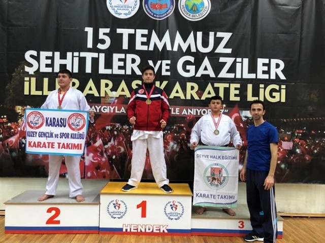 Geyveli Karatecilerden 32 madalya