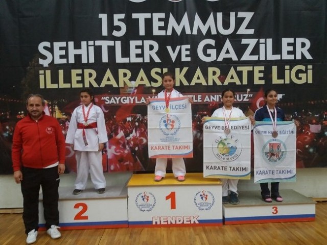 Geyveli Karatecilerden 32 madalya
