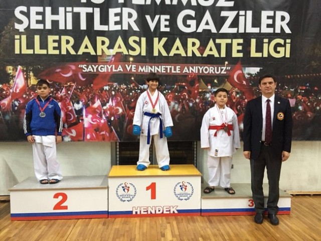 Geyveli karatecilerden 9 madalya