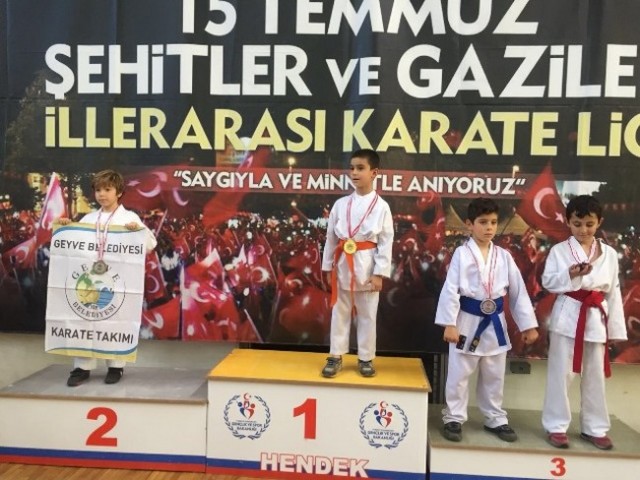 Geyveli Karatecilerden 32 madalya