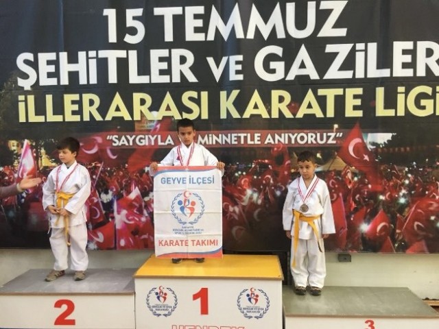 Geyveli Karatecilerden 32 madalya