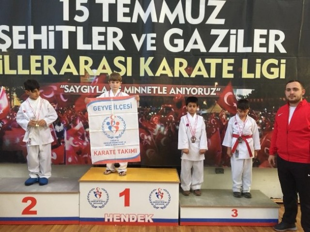 Geyveli Karatecilerden 32 madalya