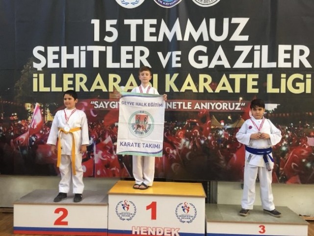Geyveli Karatecilerden 32 madalya