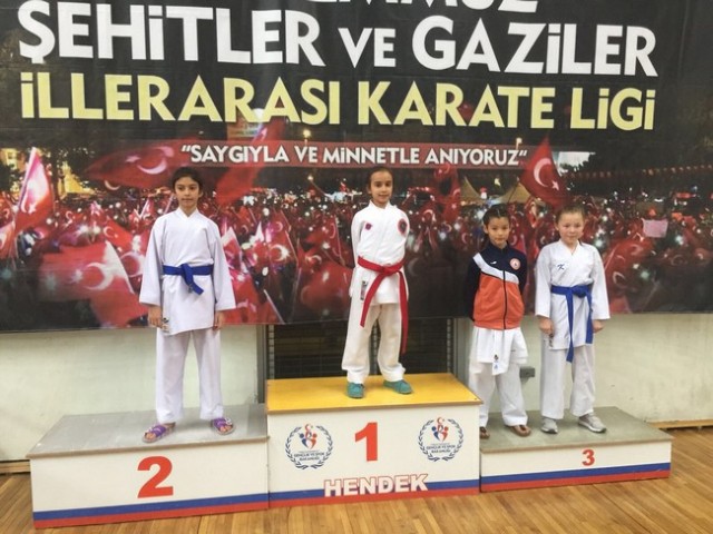 Geyveli karatecilerden 9 madalya