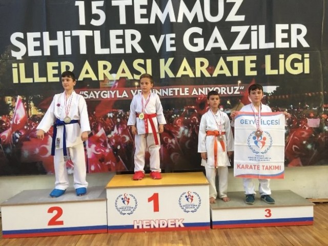 Geyveli Karatecilerden 32 madalya
