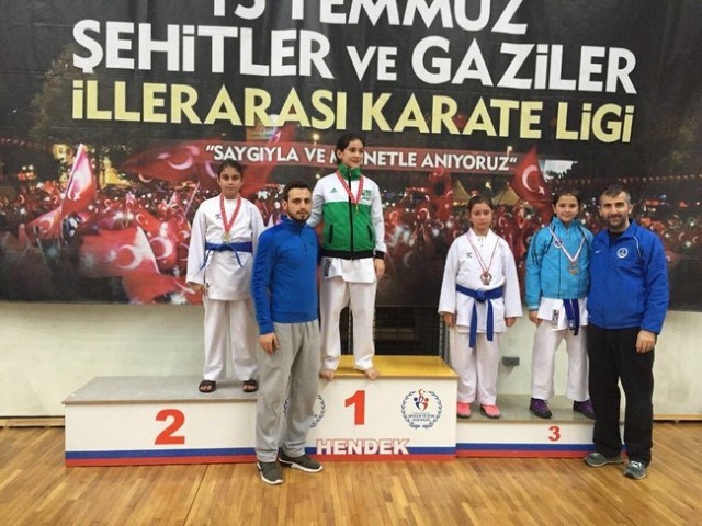 Geyveli karatecilerden 9 madalya