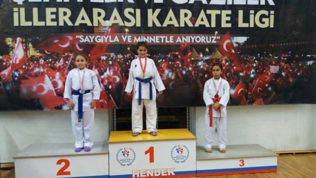 Geyveli karatecilerden 9 madalya