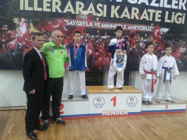 Geyveli karatecilerden 9 madalya