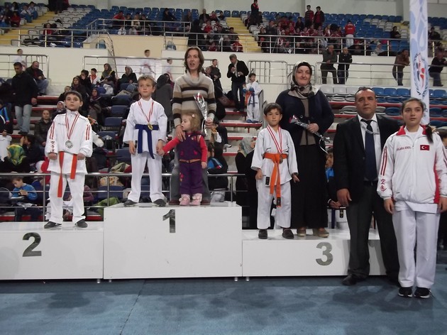 Geyveli Karatecilerden çifte başarı