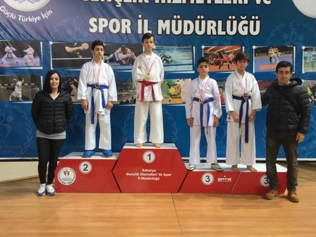 Geyveli Karatecilerden 35 madalya