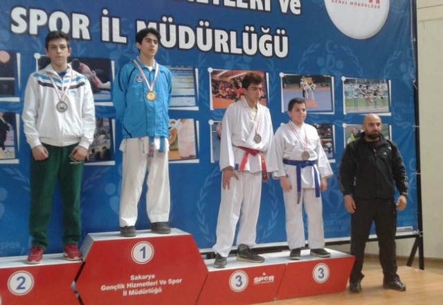 Geyveli Karatecilerden 35 madalya