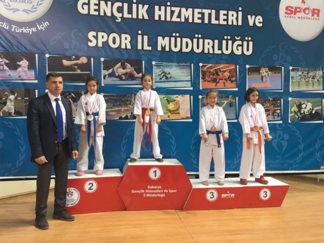 Geyveli Karatecilerden 35 madalya