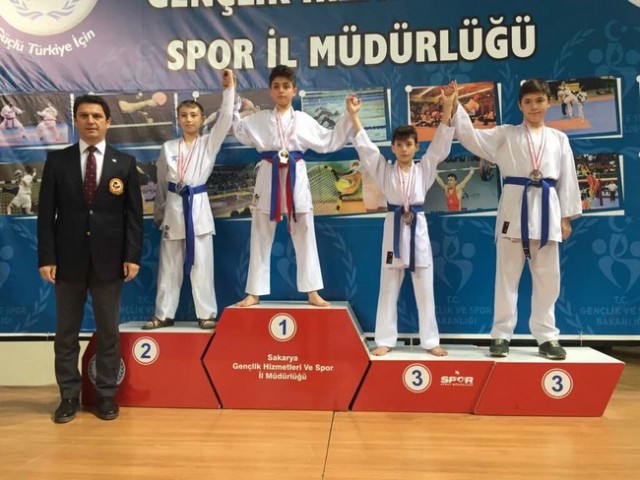 Geyveli Karatecilerden 35 madalya