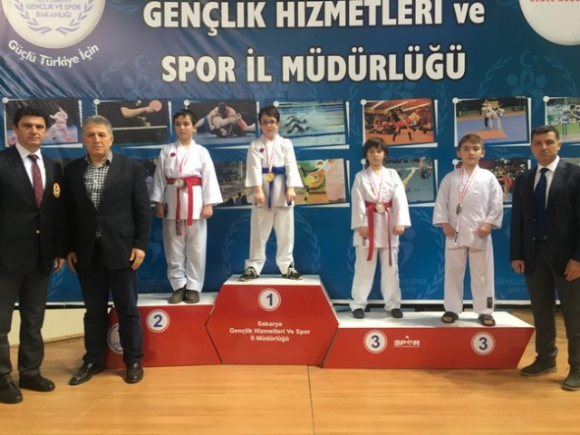 Geyveli Karatecilerden 35 madalya