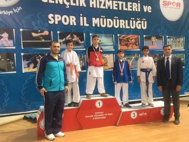 Geyveli Karatecilerden 35 madalya