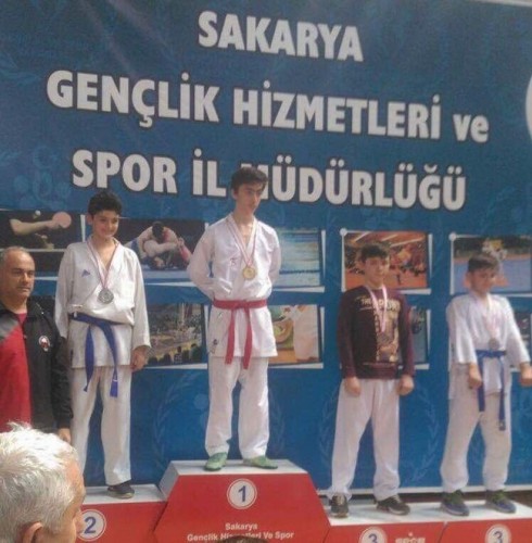 Geyveli Karatecilerden 35 madalya