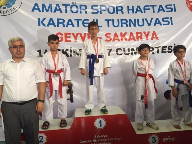 Geyveli karatecilerden 27 madalya