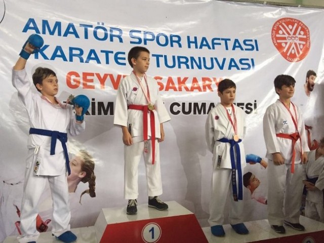 Geyveli karatecilerden 27 madalya