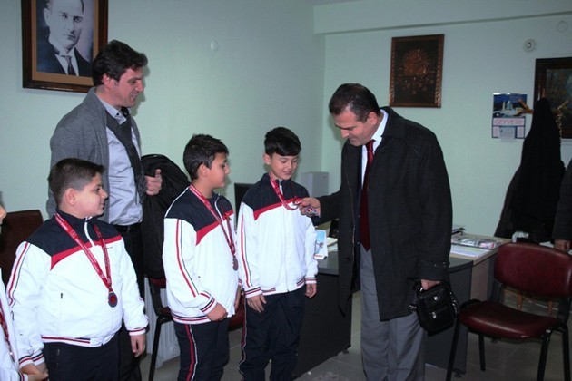 Geyve’de başları ödüllendirildi…