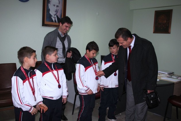 Geyve’de başları ödüllendirildi…