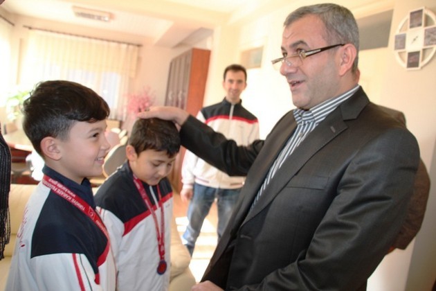 Geyve’de başları ödüllendirildi…