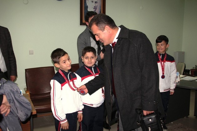Geyve’de başları ödüllendirildi…