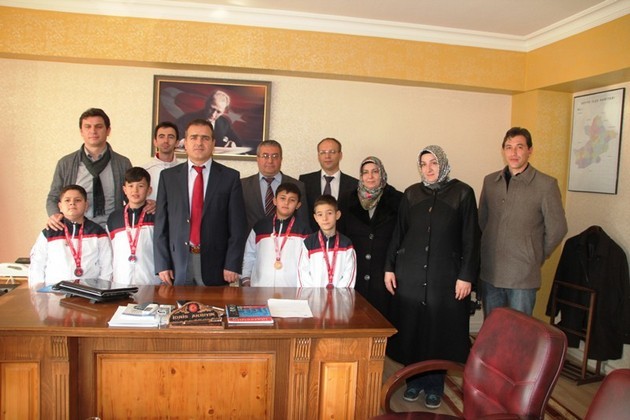Geyve’de başları ödüllendirildi…