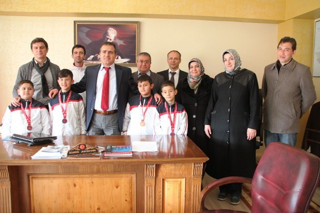 Geyve’de başları ödüllendirildi…
