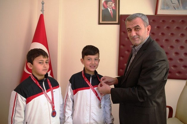 Geyve’de başları ödüllendirildi…