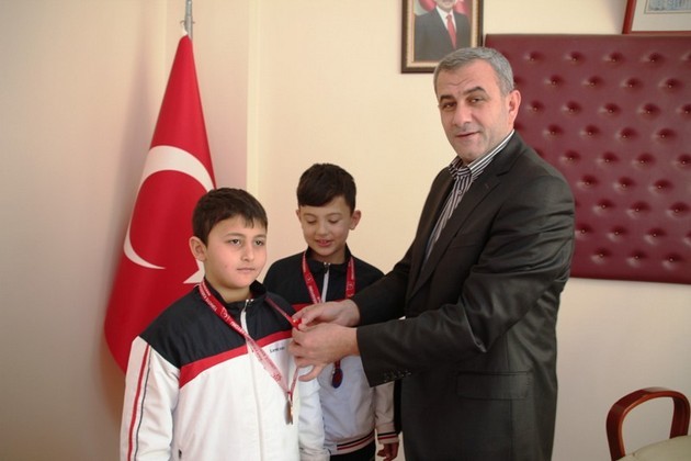 Geyve’de başları ödüllendirildi…