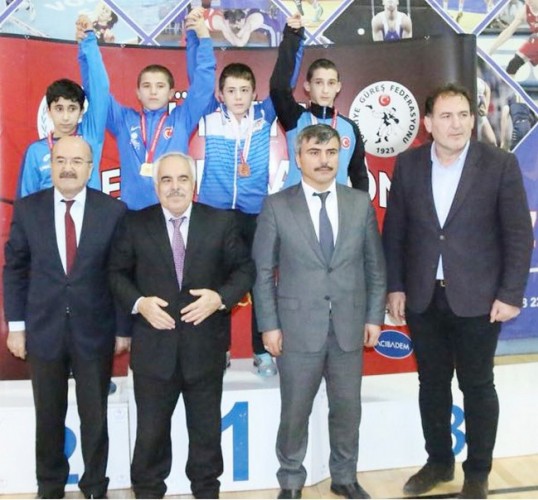 Hendek’li güreşçiler madalyaları topladı