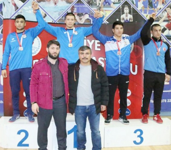 Hendek’li güreşçiler madalyaları topladı