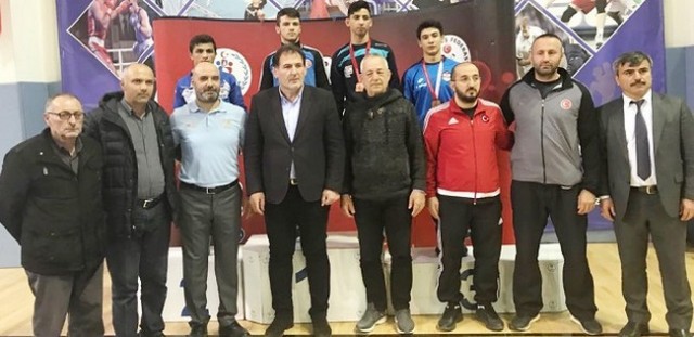 Hendek’li güreşçiler madalyaları topladı