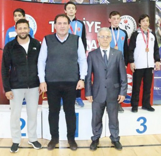 Hendek’li güreşçiler madalyaları topladı