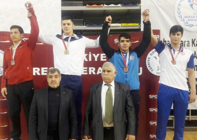 Hendek’li güreşçiler madalyaları topladı