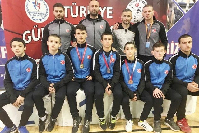 Hendek’li güreşçiler madalyaları topladı