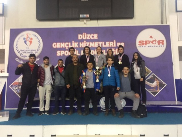 Halterciler Düzce’den mutlu döndü