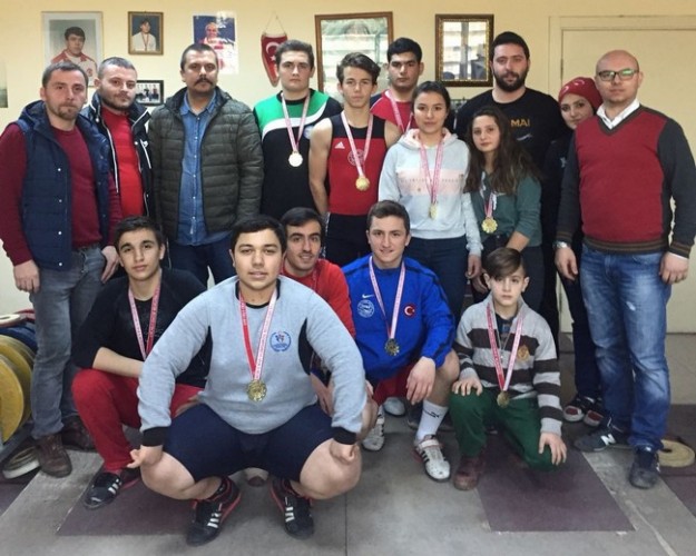 Okullar arası halterde birinciler belli oldu