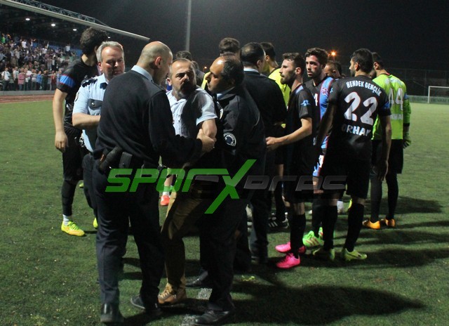 Olaylar çıktı ! Hakemlere saldırı önlenemedi..