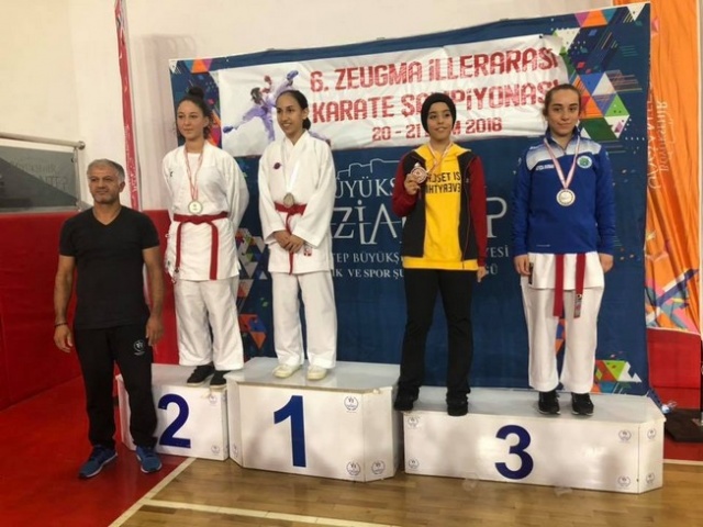 Madalya avcısı Hendekli karateciler