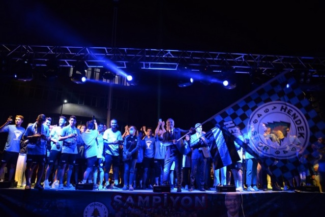 Hendekspor, şampiyonluğu kutladı