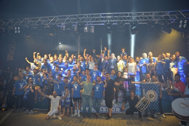 Hendekspor, şampiyonluğu kutladı
