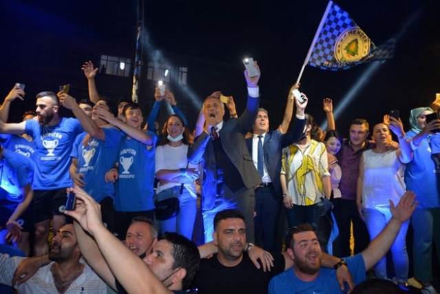 Hendekspor, şampiyonluğu kutladı