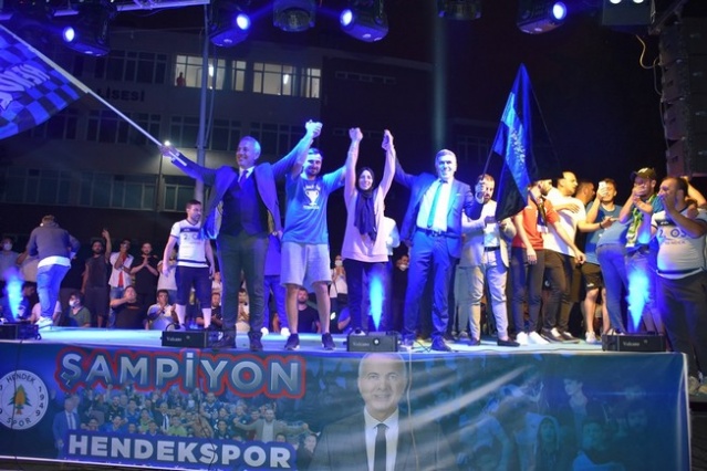 Hendekspor, şampiyonluğu kutladı