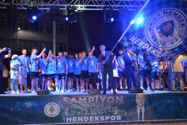 Hendekspor, şampiyonluğu kutladı